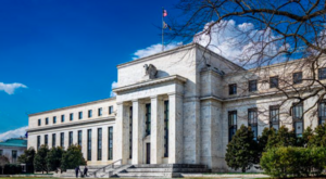 El dólar retrocede mientras las expectativas de flexibilización de la Fed y los riesgos geopolíticos impulsan al oro